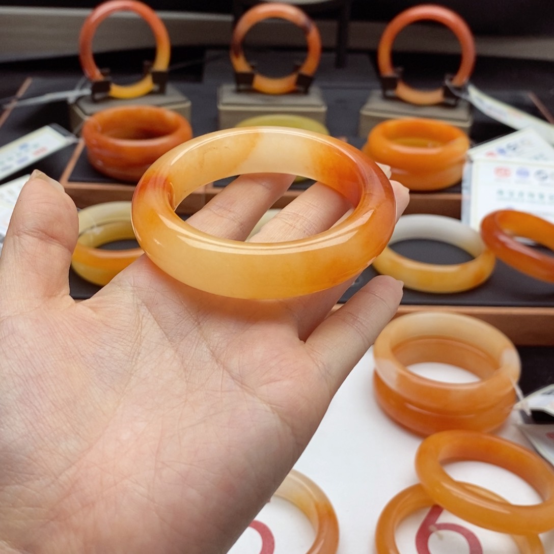 石英质玉（黄龙玉）未镶嵌手镯映*红