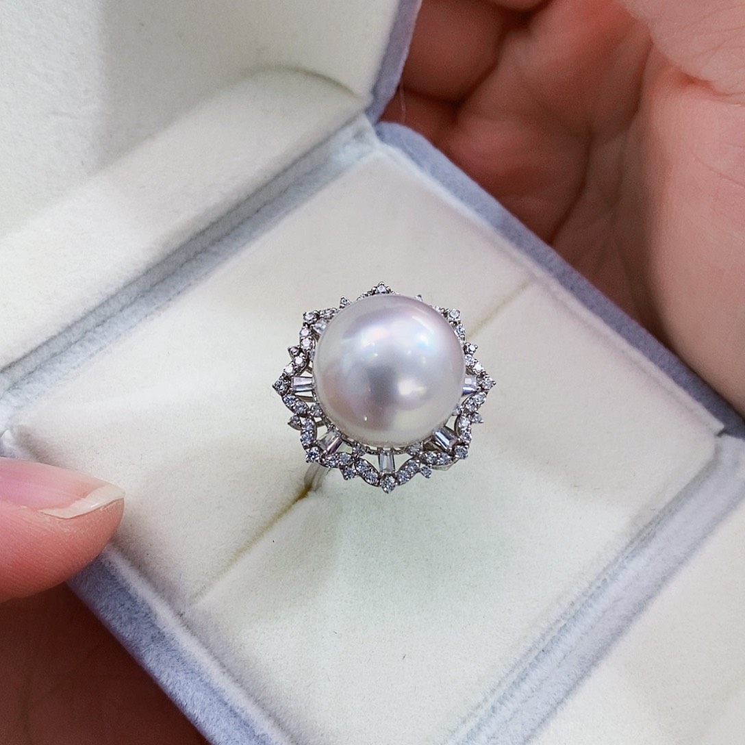 18K金镶嵌澳白大龙珠两戴戒指海水珍珠