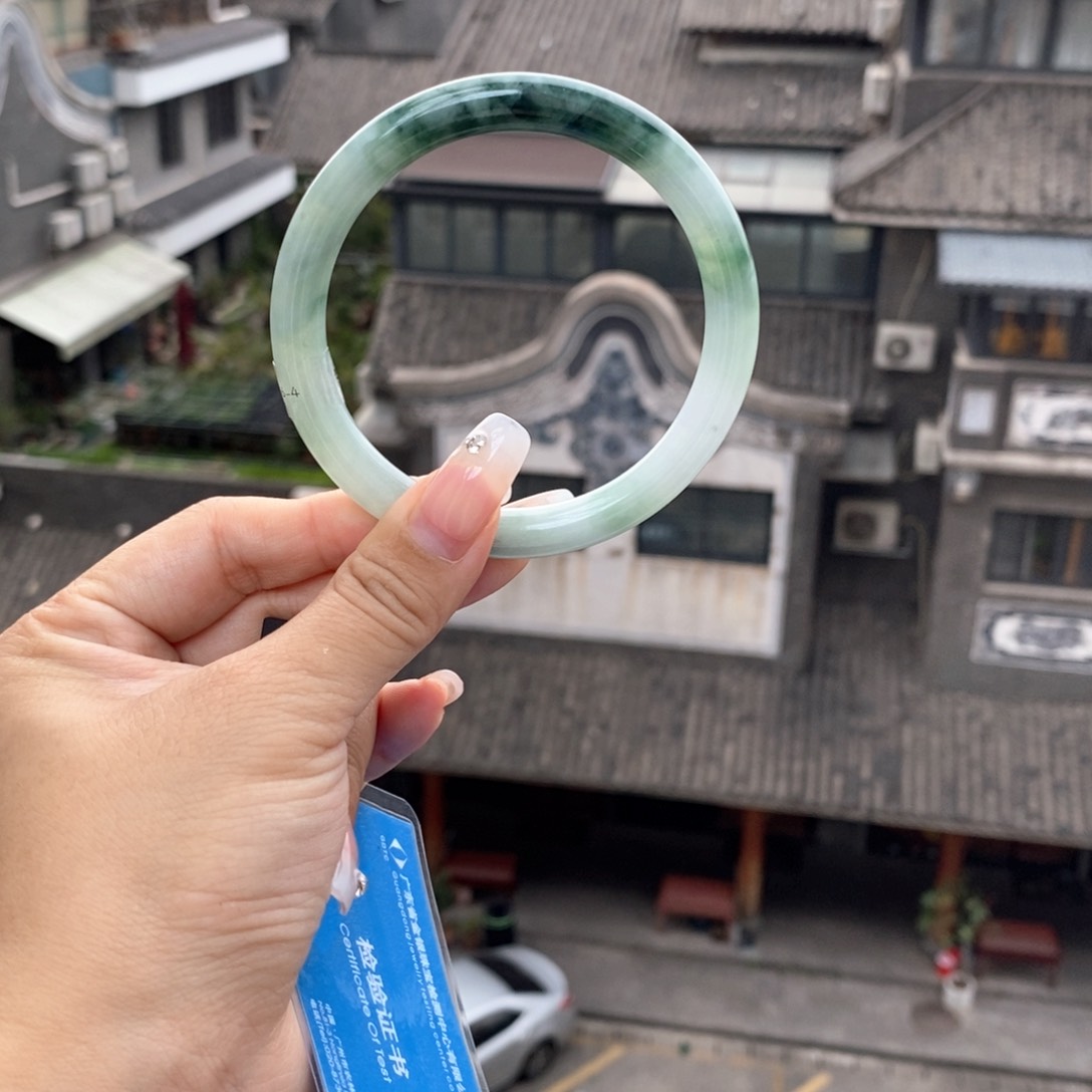 翡翠手镯未镶嵌曼*?62圈口