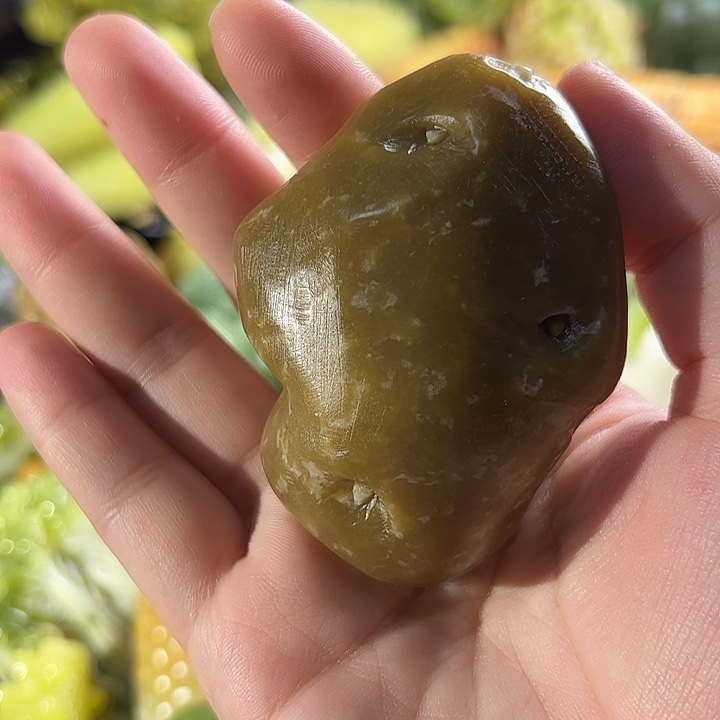 蛇纹石玉土豆未镶嵌心**尘