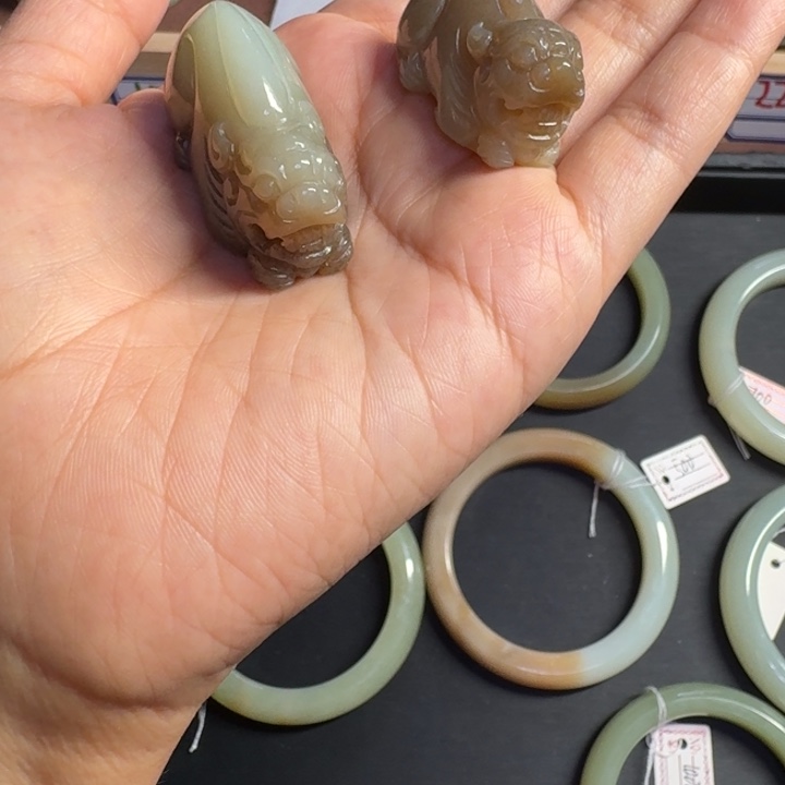 爱***姐和田玉（糖玉）手镯未镶嵌