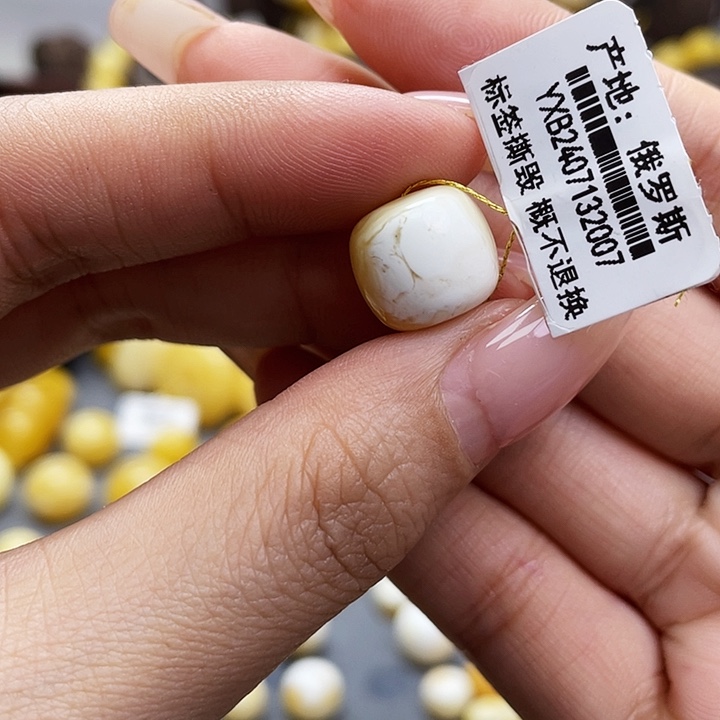 琥珀裸石未镶嵌老型尺寸13*11.7mm微微瑕