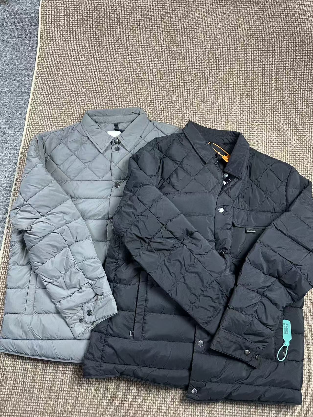 懵懵懂懂连帽袖标翻领薄款羽绒服