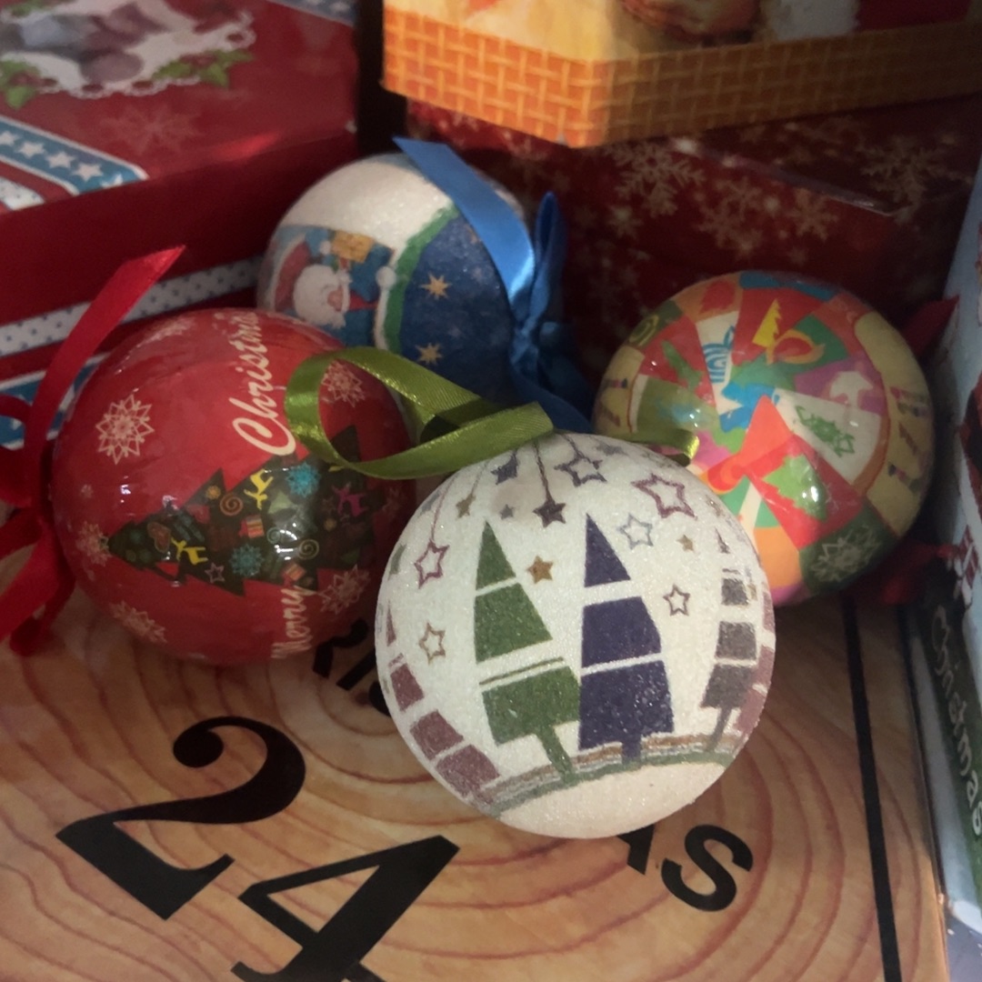 年****卡纸圣诞纸盒里面塑料泡沫球不退换默认微瑕