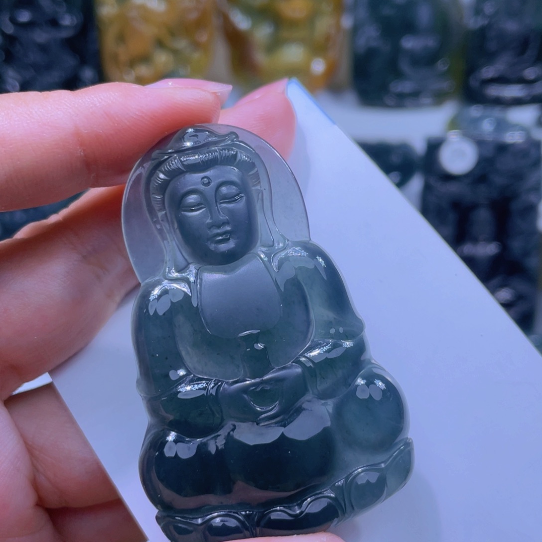 翡翠颈饰未镶嵌兔**?