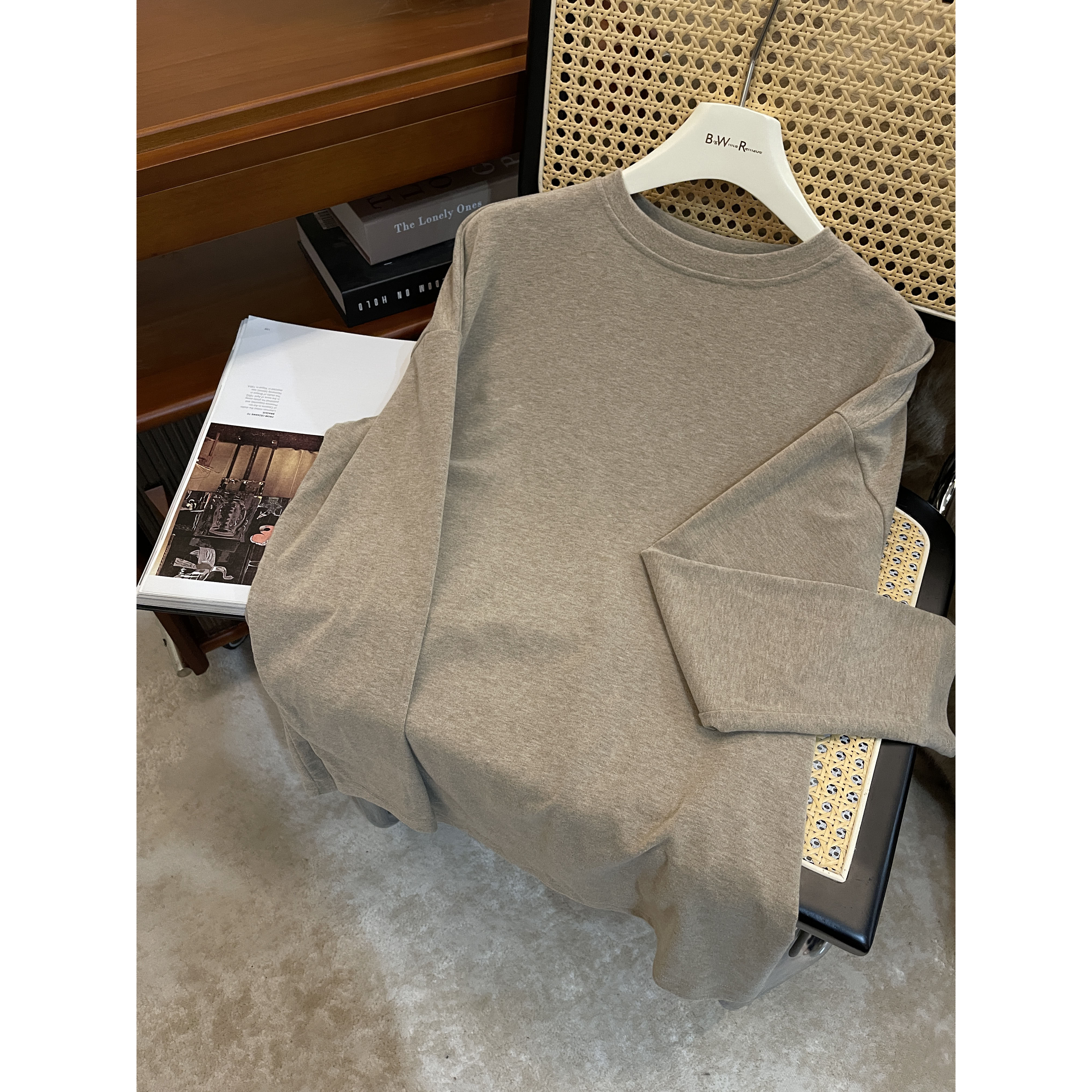 时尚胸口刺绣套头打底衫DB020