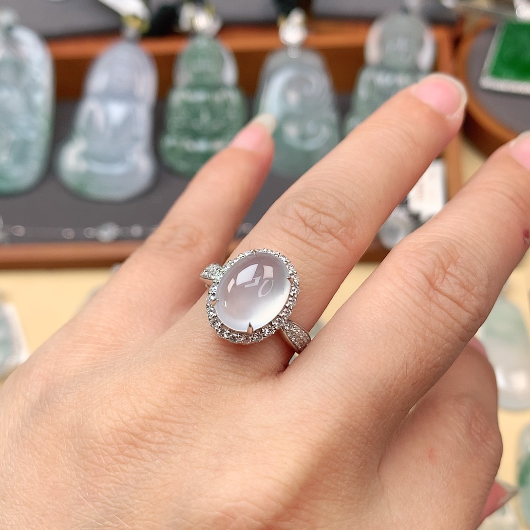 翡翠颈饰18K金镶嵌蛋面戒指