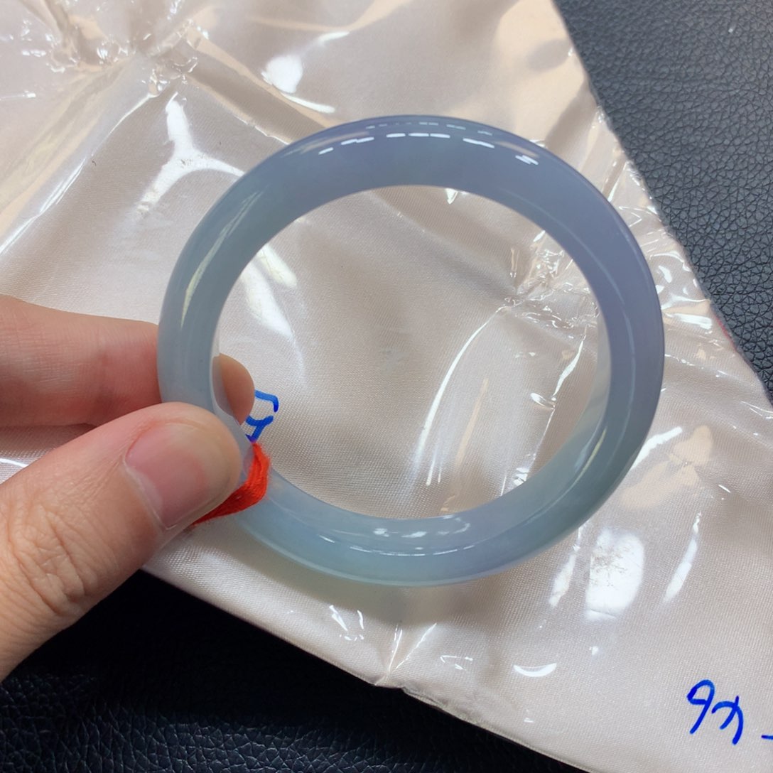 翡翠手镯未镶嵌翡翠