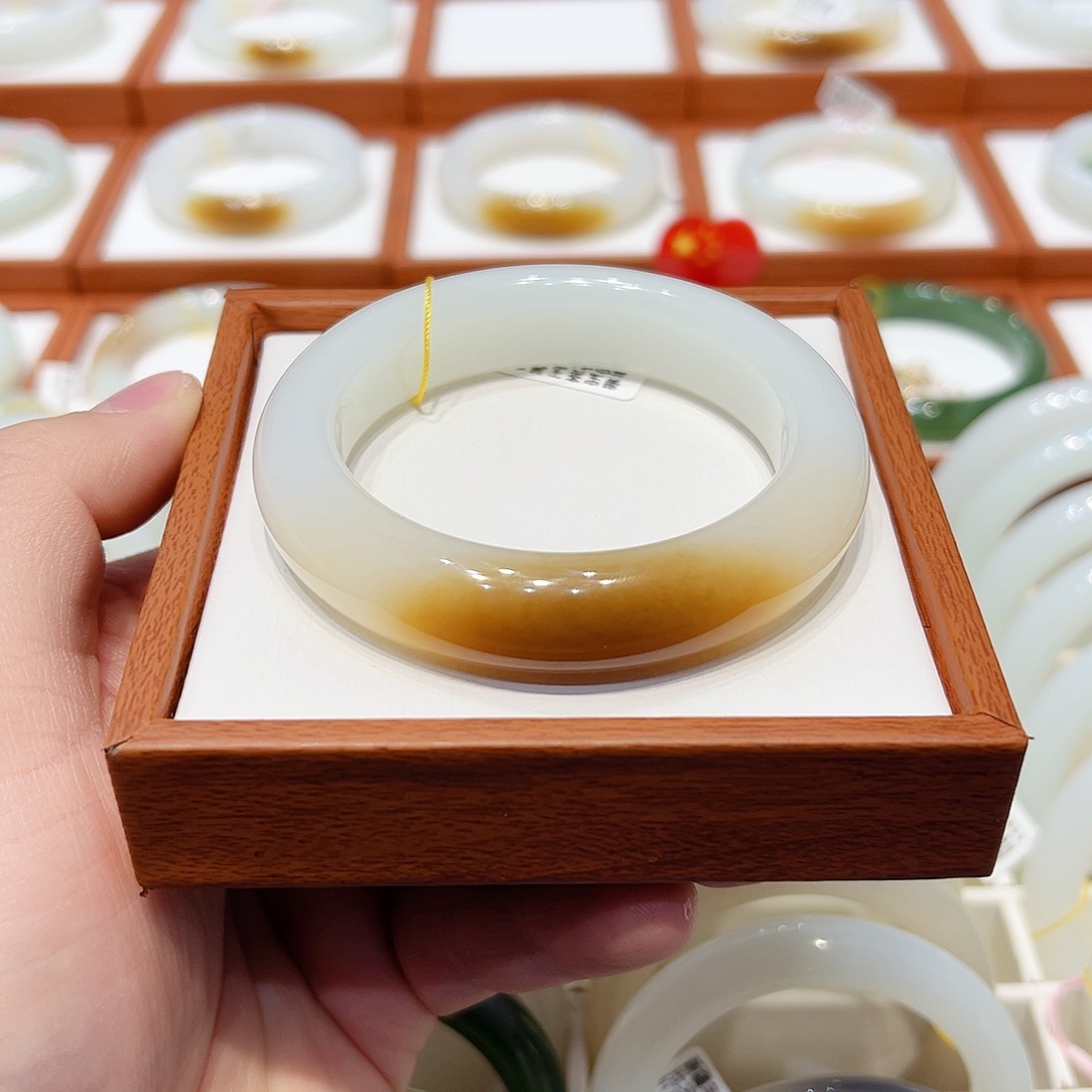 和田玉手镯未镶嵌且末一口糖