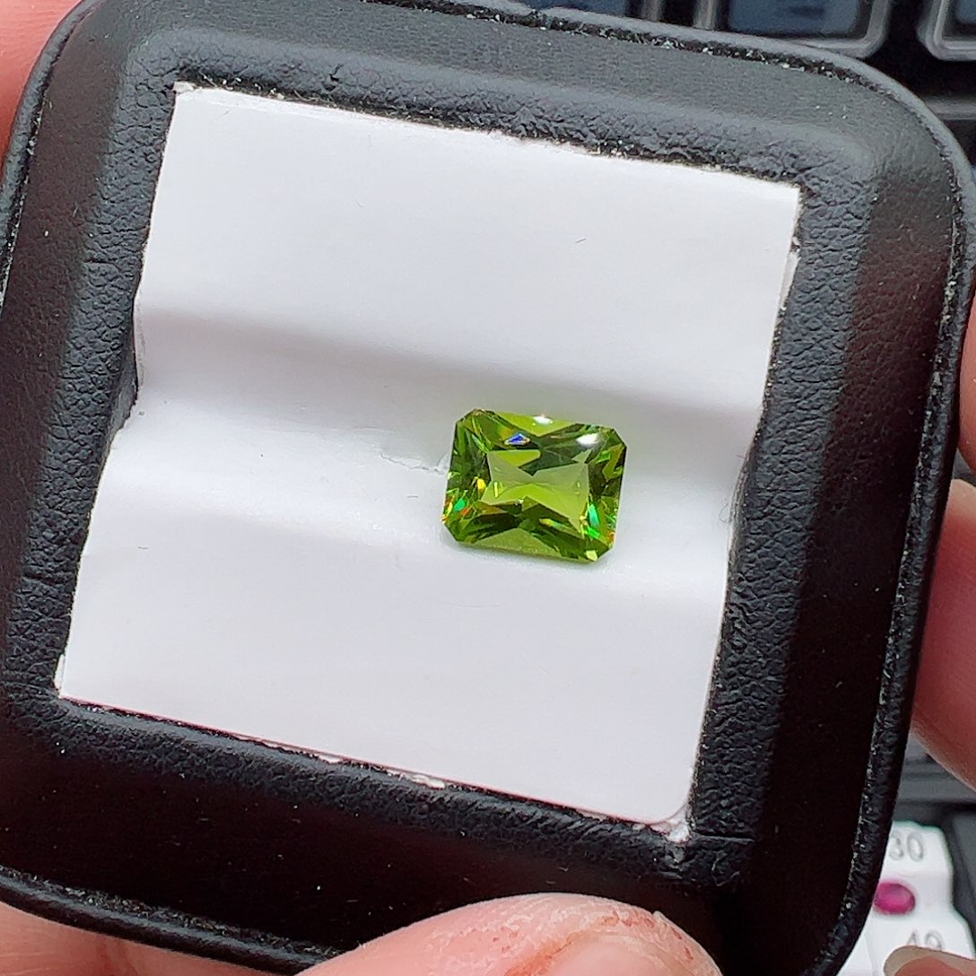 橄榄石2.75克拉裸石未镶嵌