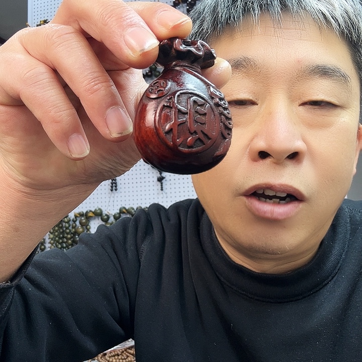 大叶紫檀（黑酸枝木类）檀木手把件一个