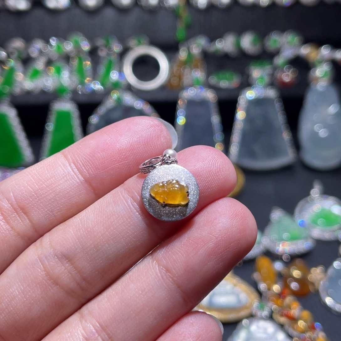 翡翠吊坠(不含链)18K金镶嵌黄翡兔子万能扣