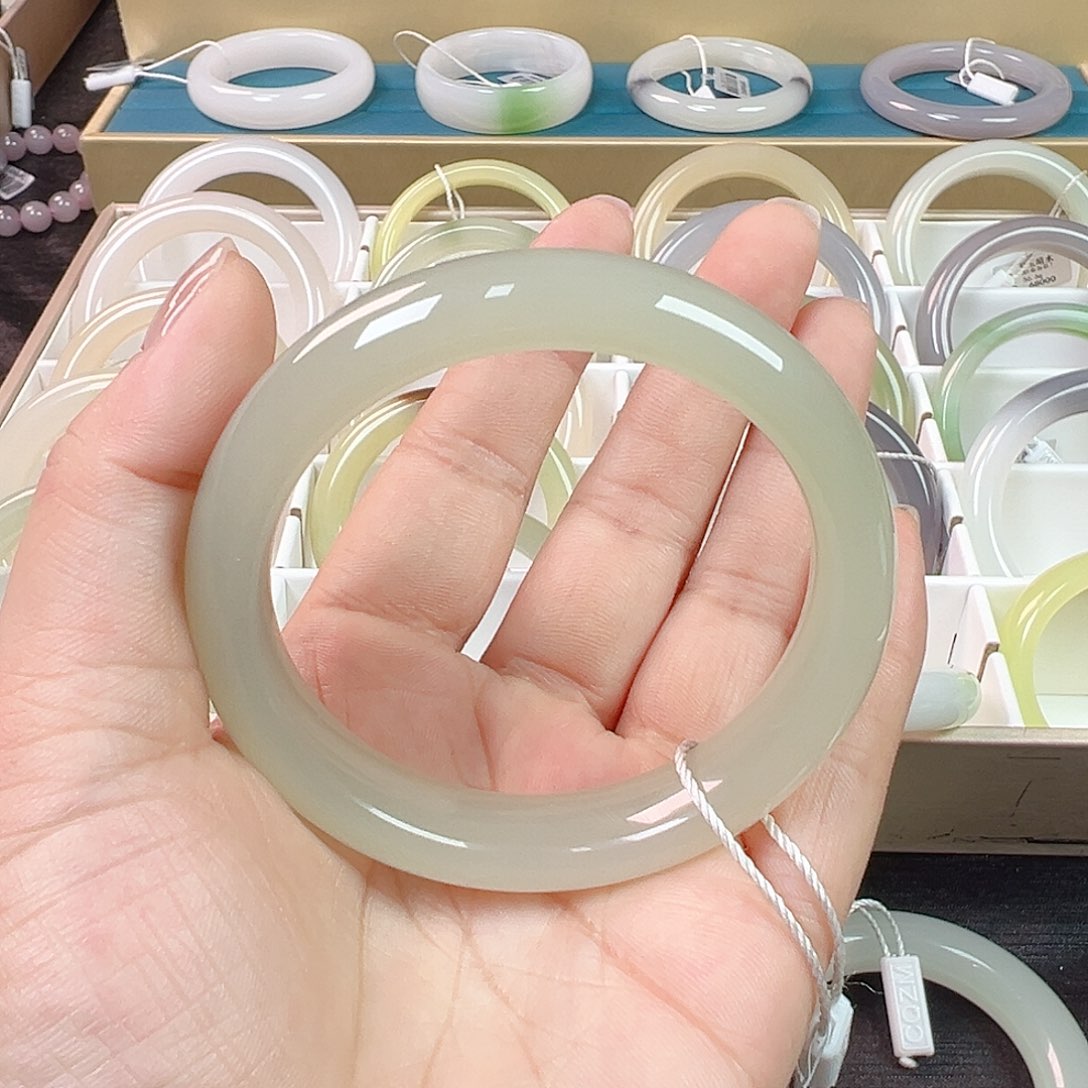 和田玉未镶嵌手镯