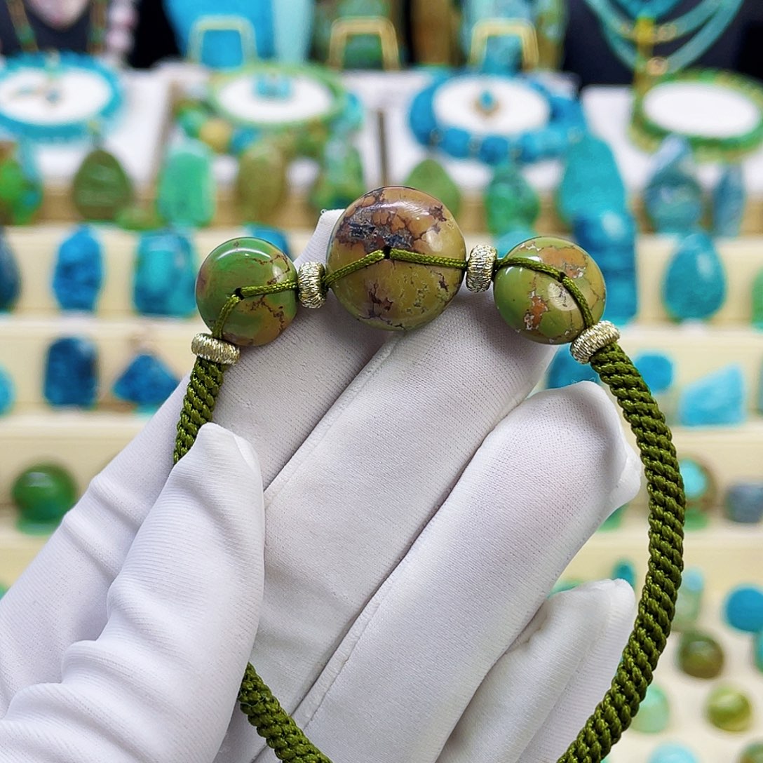 绿松石未镶嵌颈饰