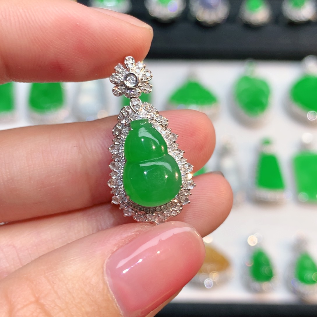 翡翠18K金镶嵌颈饰翡翠