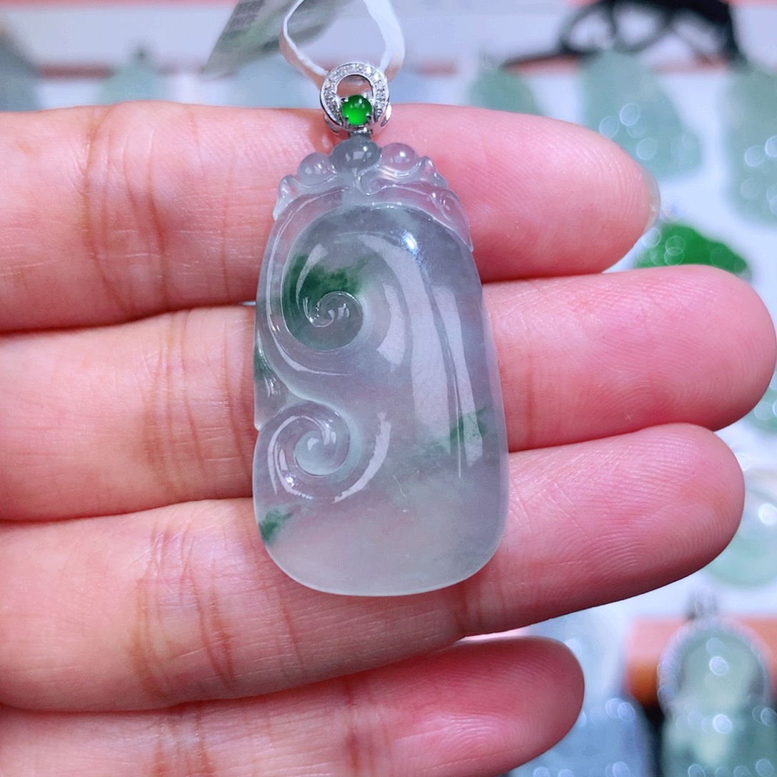 翡翠18K金镶嵌颈饰如意