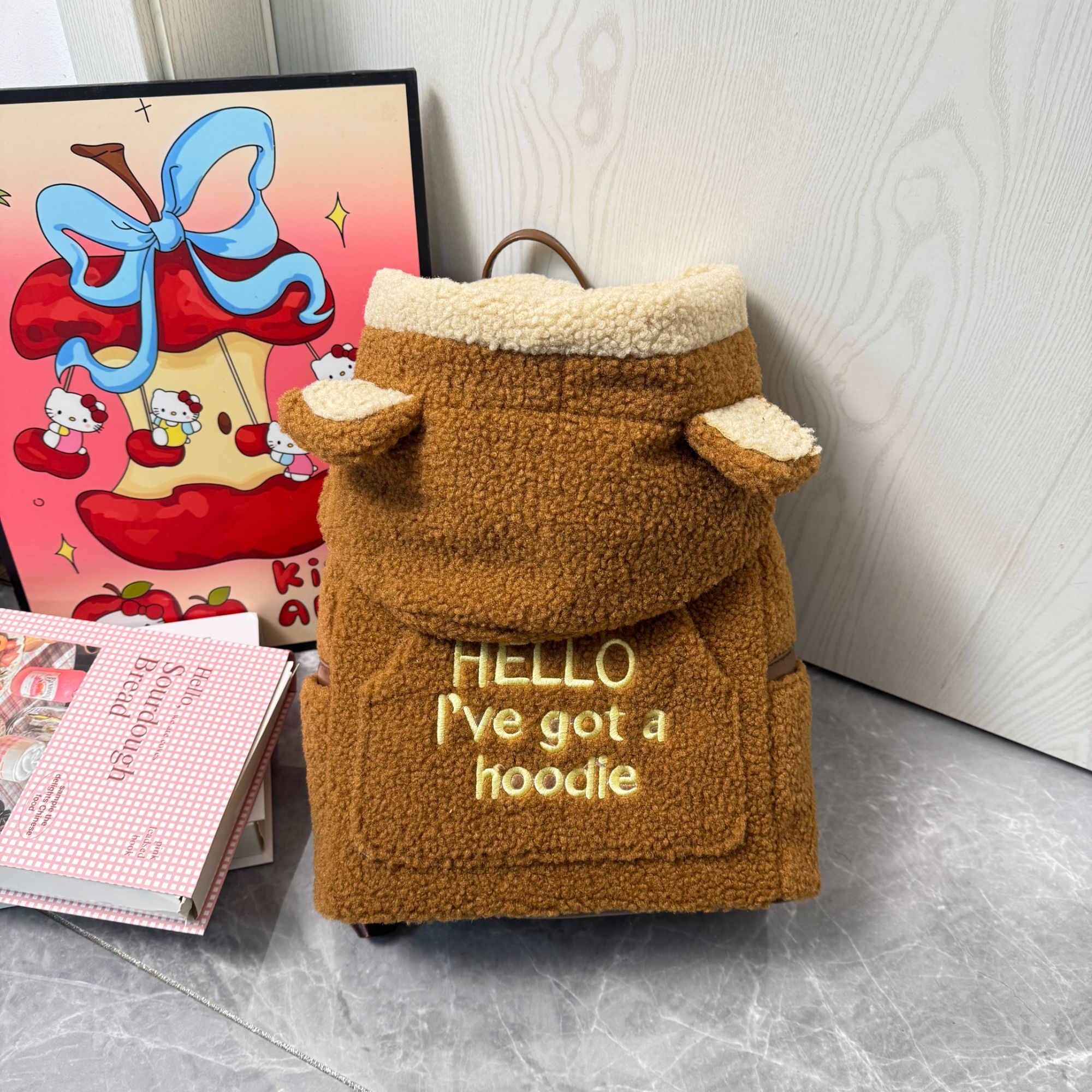 【甜心】谁能拒绝！棕色泰迪绒连帽刺绣字母双肩包～帽子可拆卸