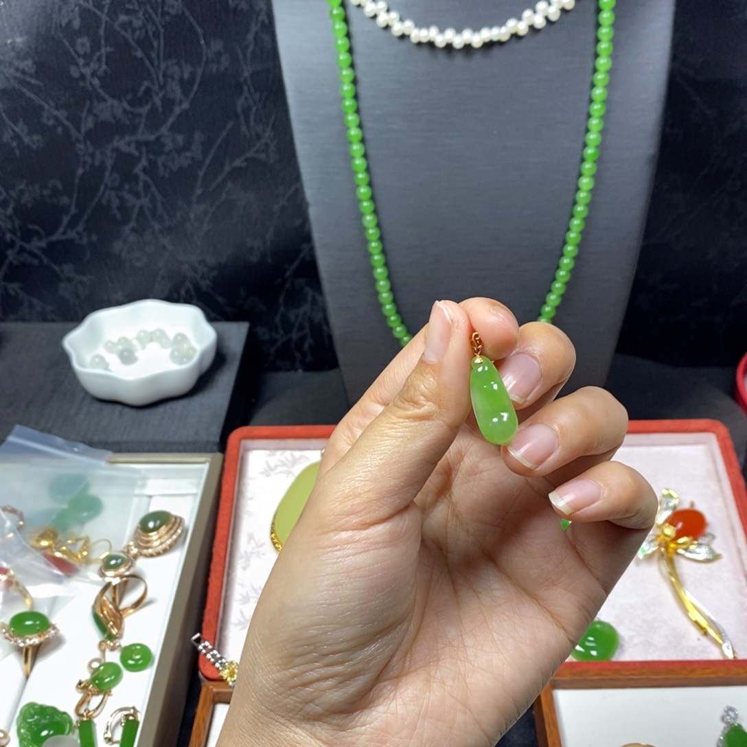 和田玉挂件18K金镶嵌