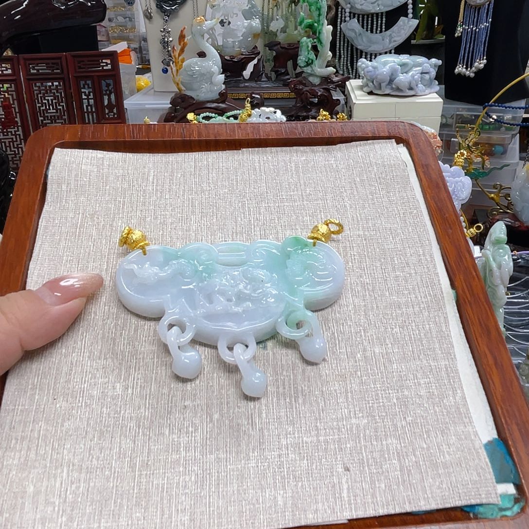 彩***姐翡翠未镶嵌颈饰锁