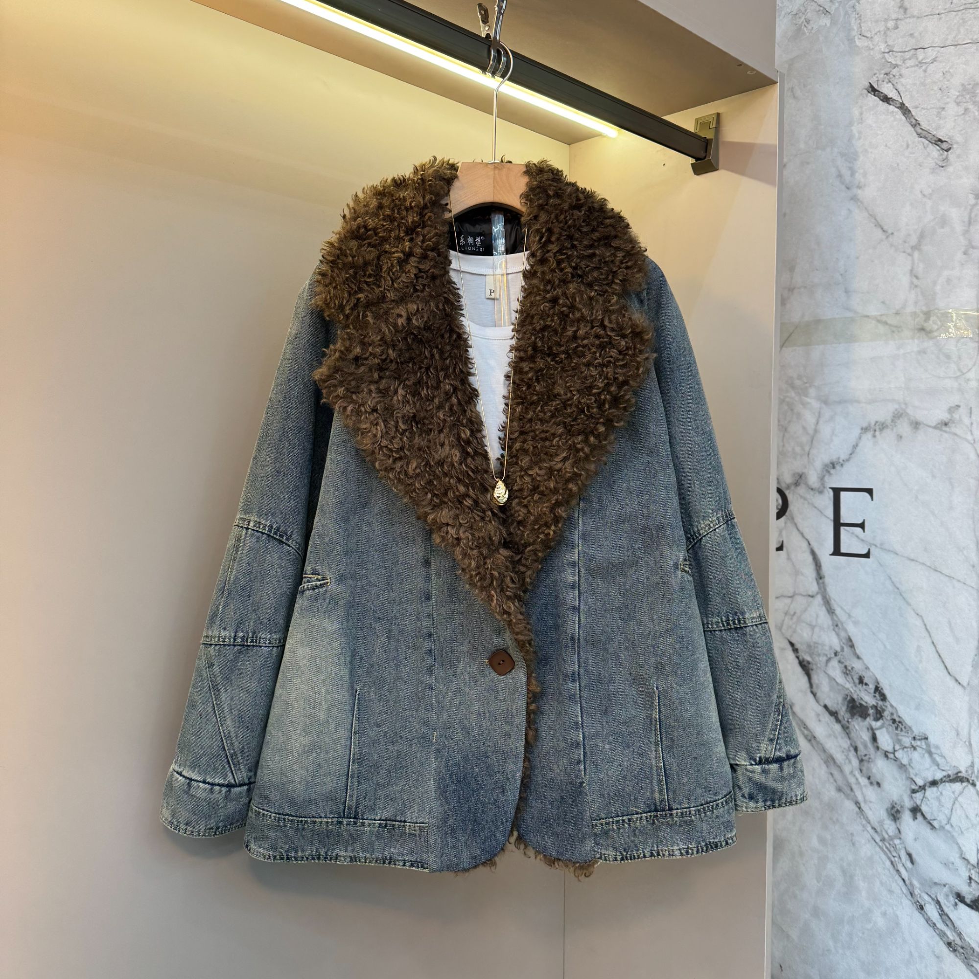 2025冬宽松时尚欧货胖mm洋气翻领毛领大码牛仔加棉保暖外套