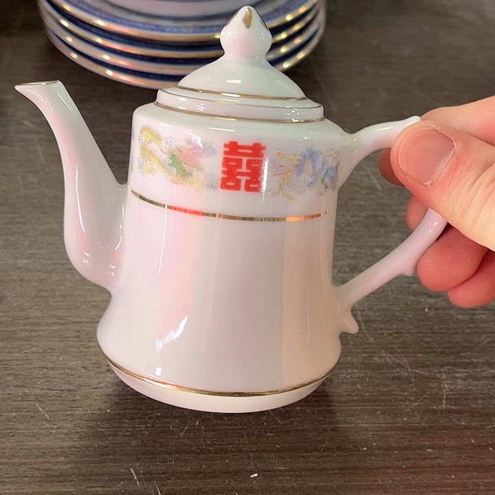 瓷片////景德镇陶瓷茶壶。