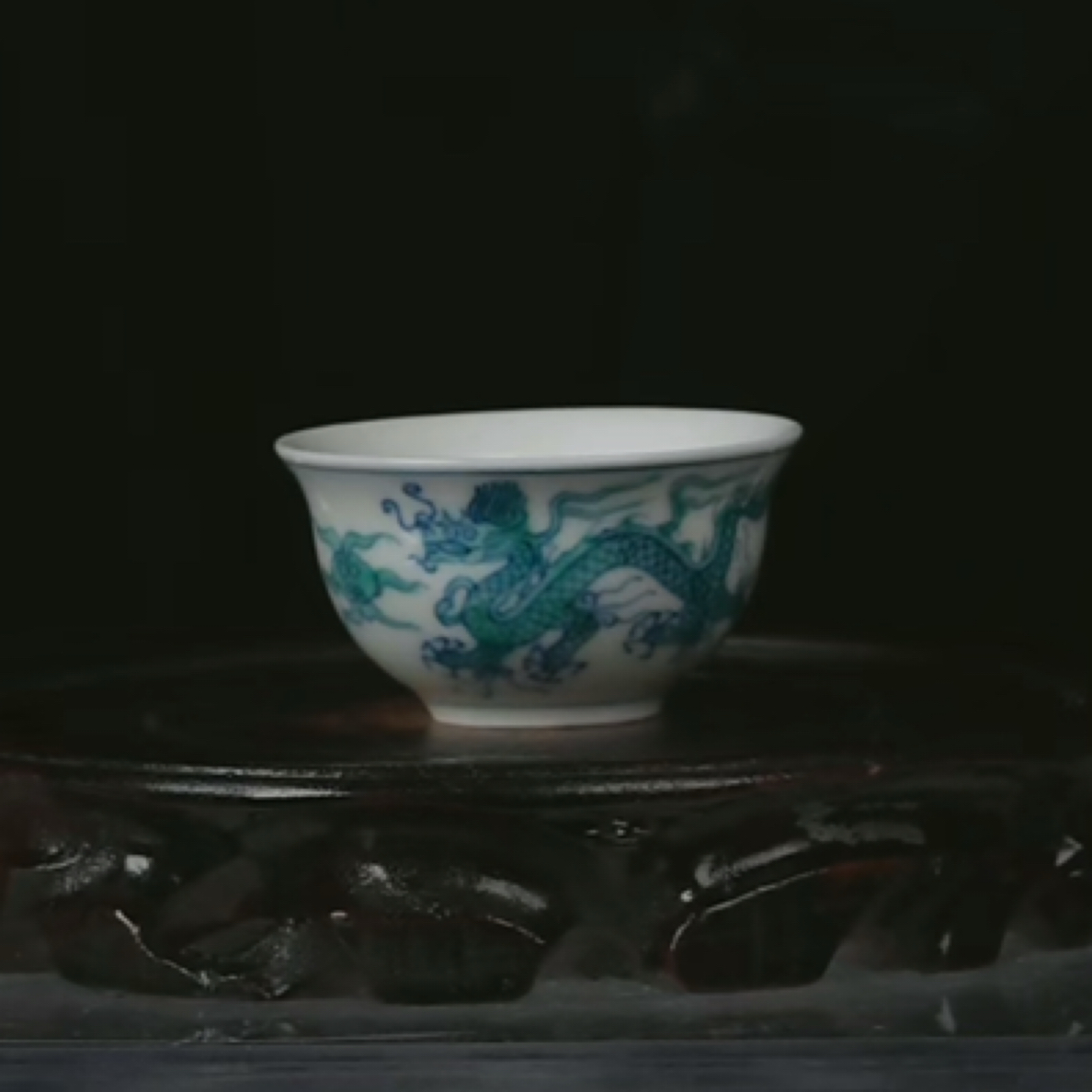 M斗彩双龙戏珠纹杯