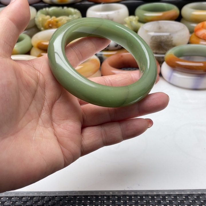 石英质玉手镯未镶嵌