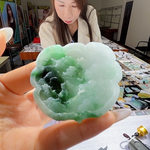 翡翠未镶嵌颈饰一个