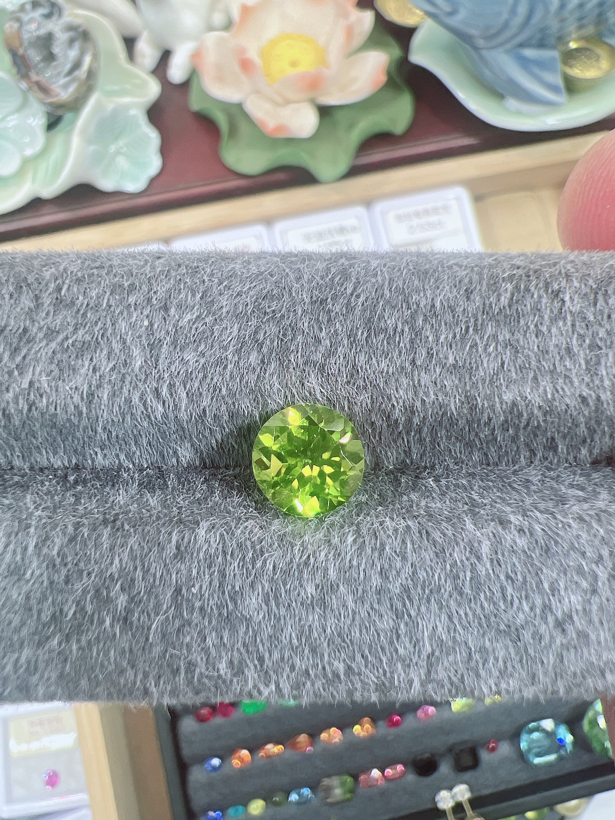 天然橄榄石裸石圆8尺寸重2克拉左右全净玻璃体满火彩艳绿色明亮色