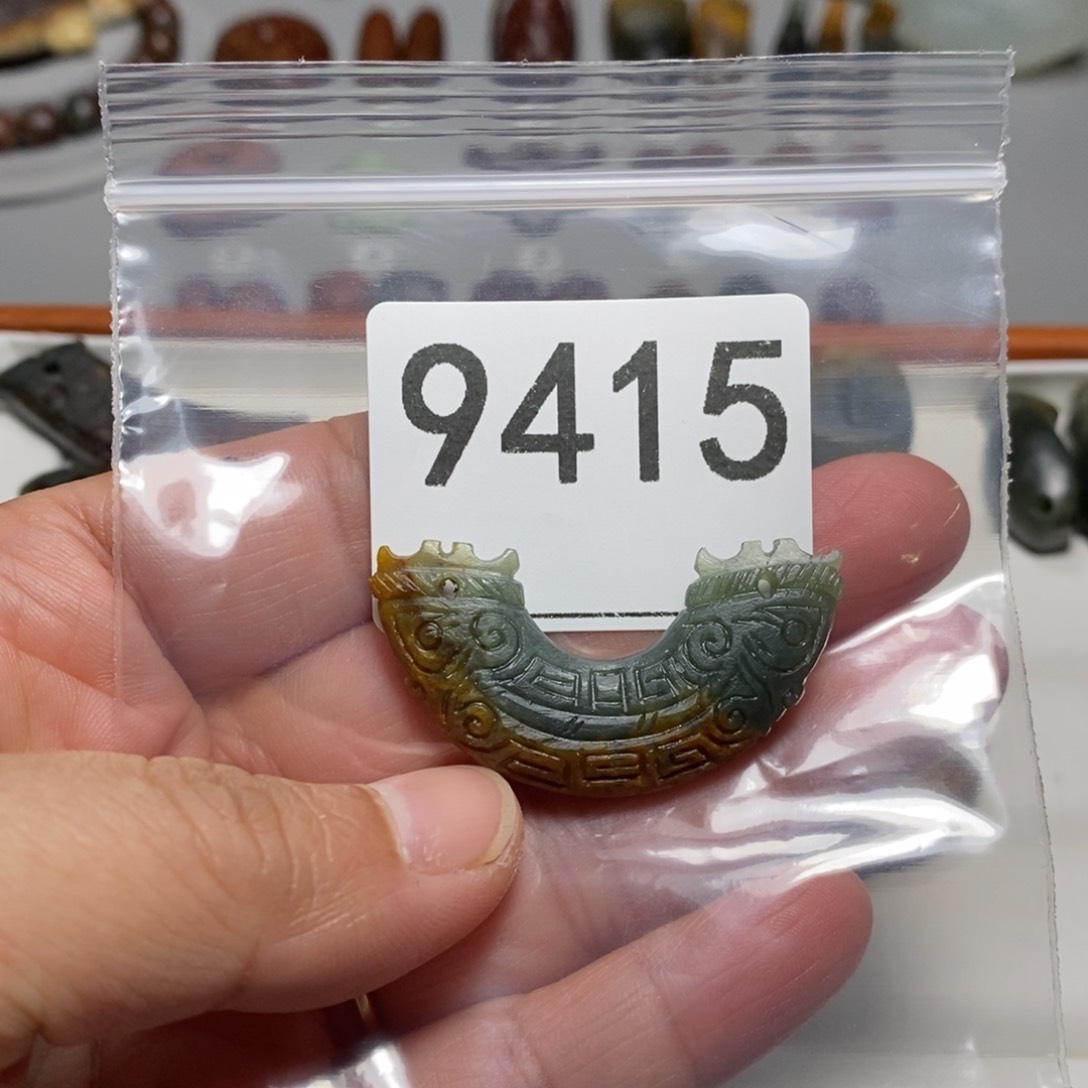 颈饰未镶嵌透闪石质玉乐*