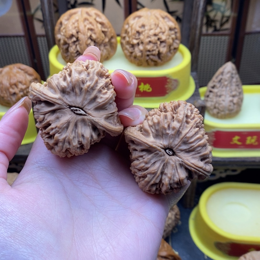 。***叔文玩核桃吊坠南疆