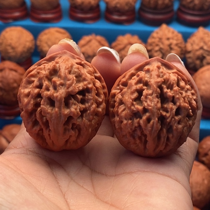 核桃精品文玩核桃手捻水波龙纹