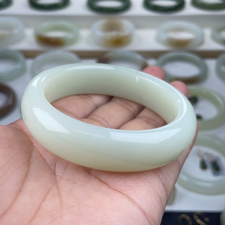 和田玉未镶嵌手镯