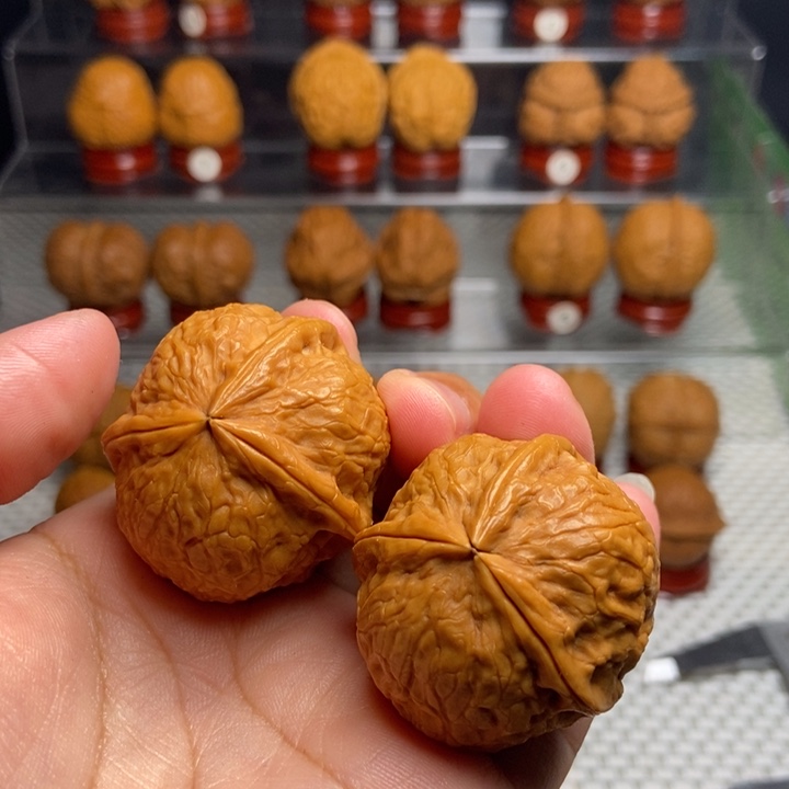 文玩核桃把件九五玄铁三棱23