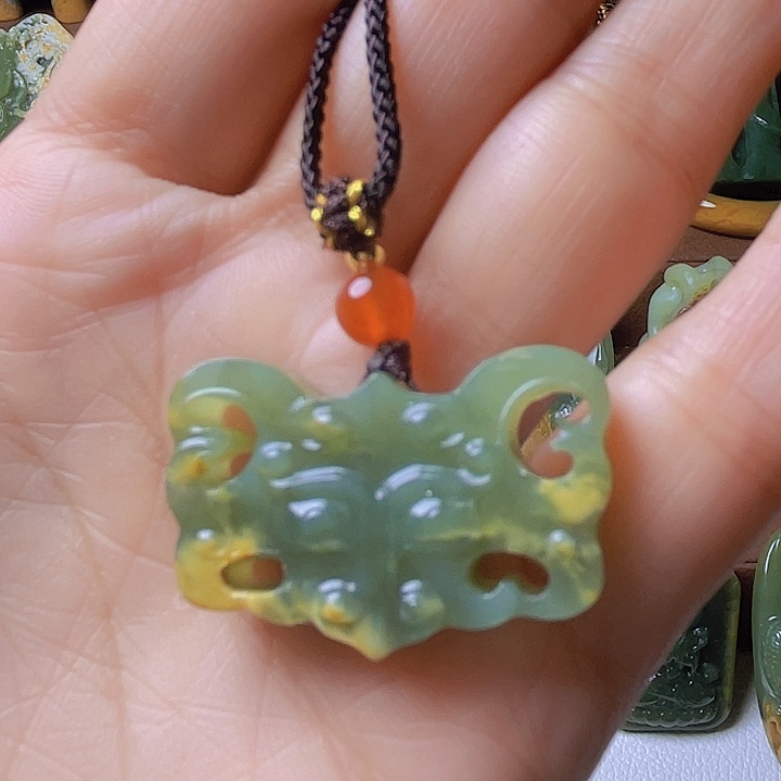 未镶嵌岫岩河磨玉（透闪石质玉）把件雲*軒