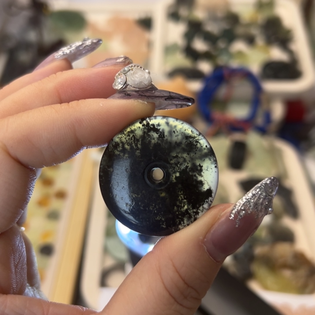 蛇纹石玉颈饰合金