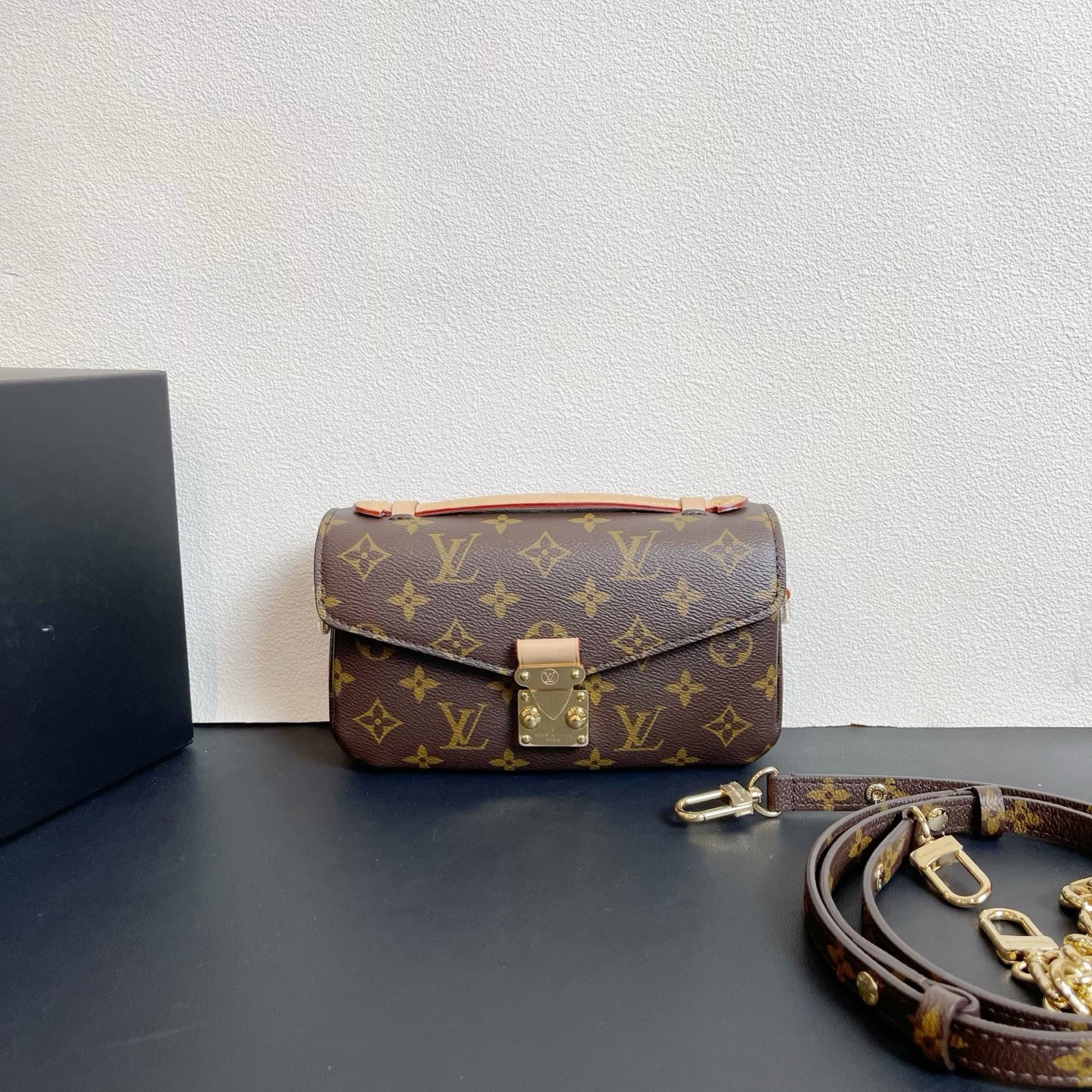 95新 LV 98新 奢总管/路易威登 邮差包/芯片