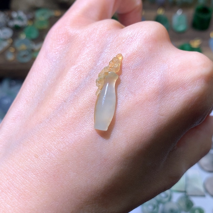 翡翠颈饰未镶嵌花瓶