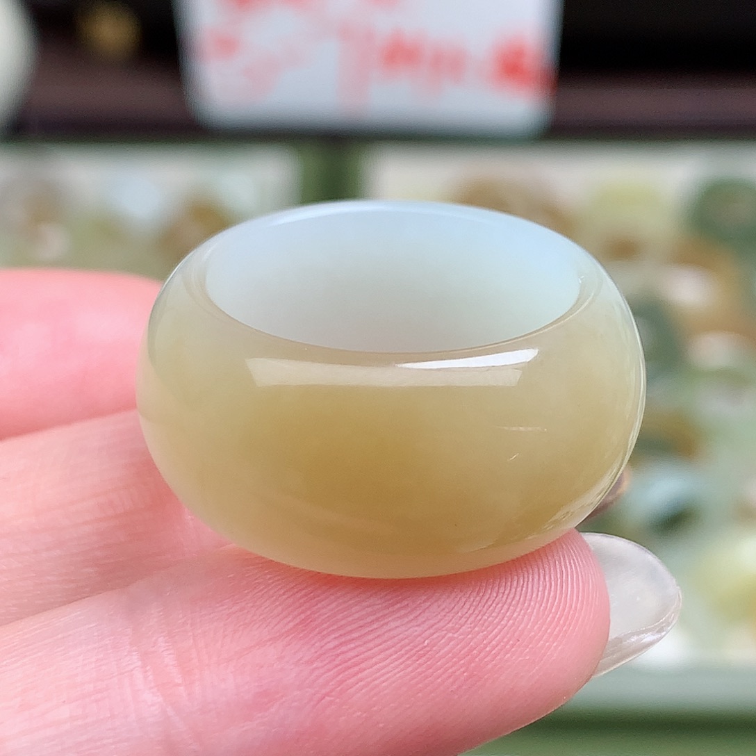 未镶嵌戒指和田玉