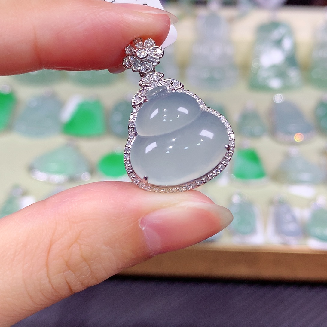 翡翠18K金镶嵌颈饰葫芦