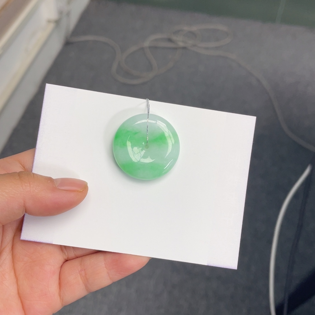 翡翠颈饰未镶嵌平安扣