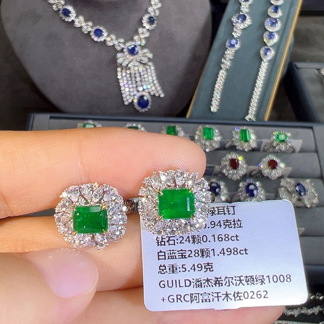 祖母绿耳钉18K金镶嵌