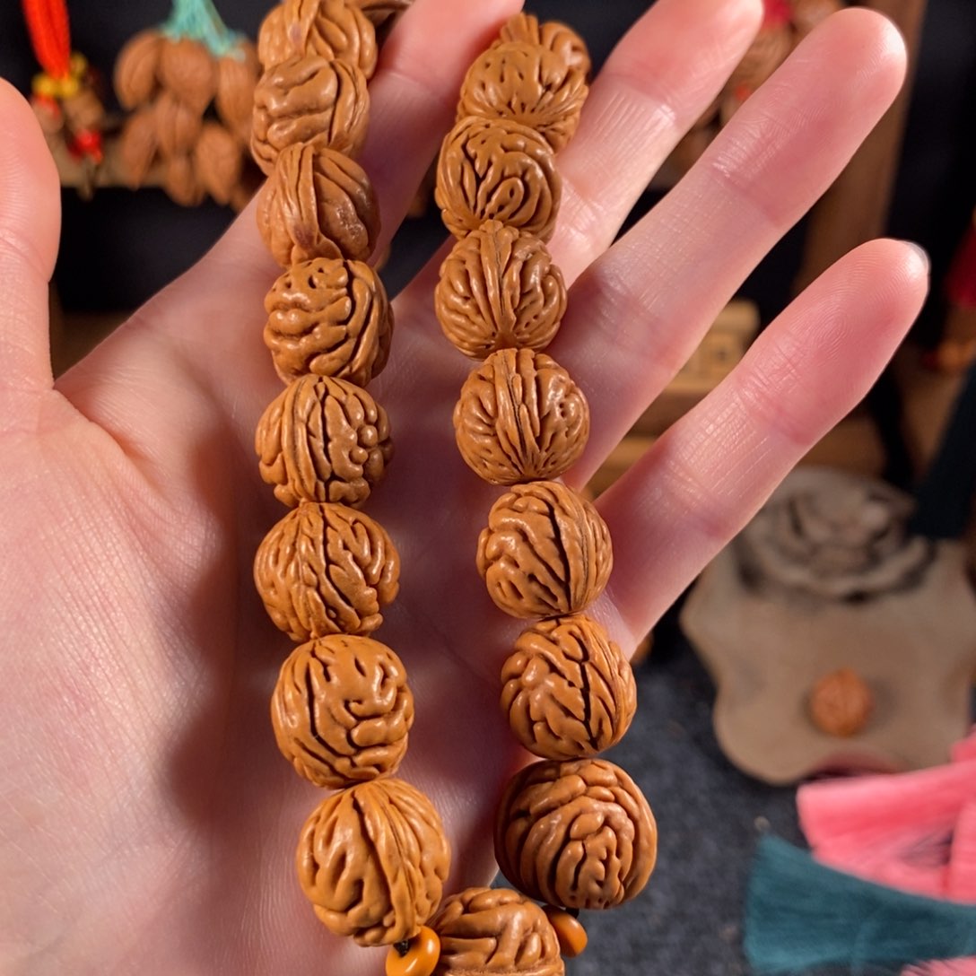 吊坠桃核桃枭手持