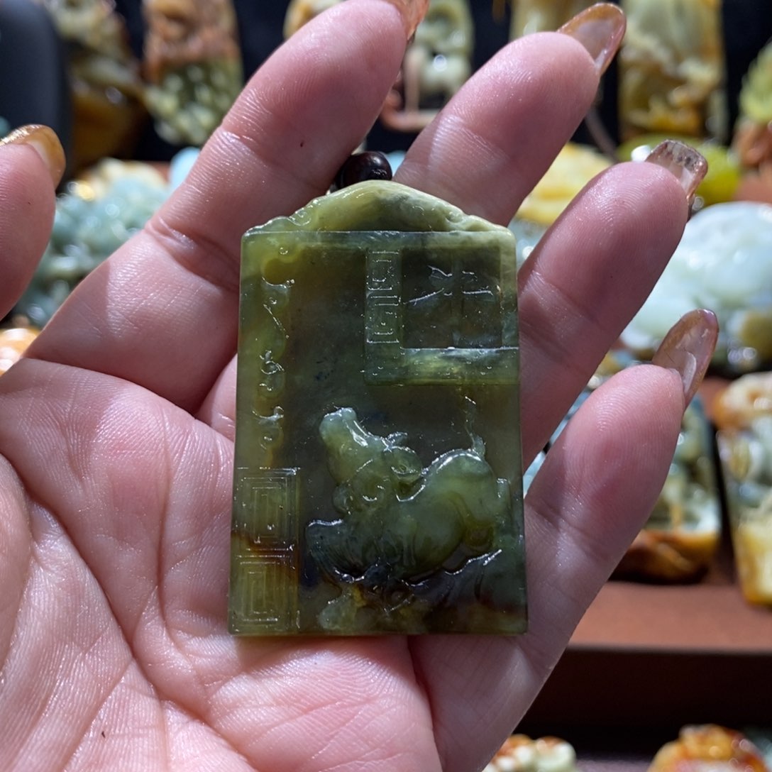 蛇纹石玉颈饰未镶嵌