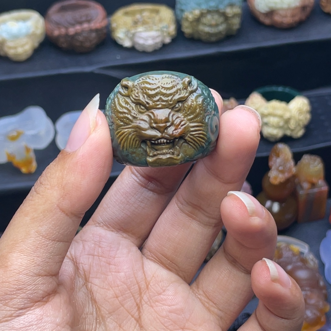 定制石英质玉未镶嵌手工雕刻虎头戒