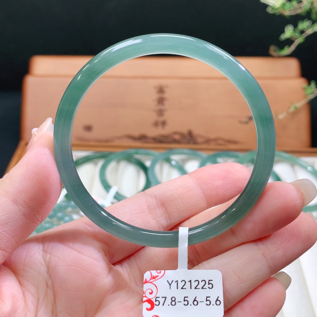 翡翠手镯未镶嵌天然