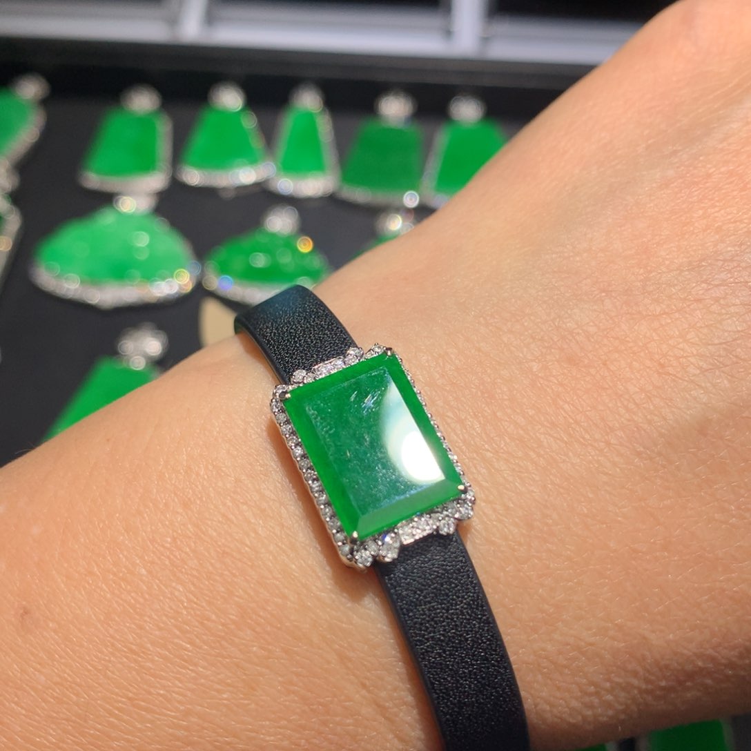 翡翠颈饰18K金镶嵌翡翠