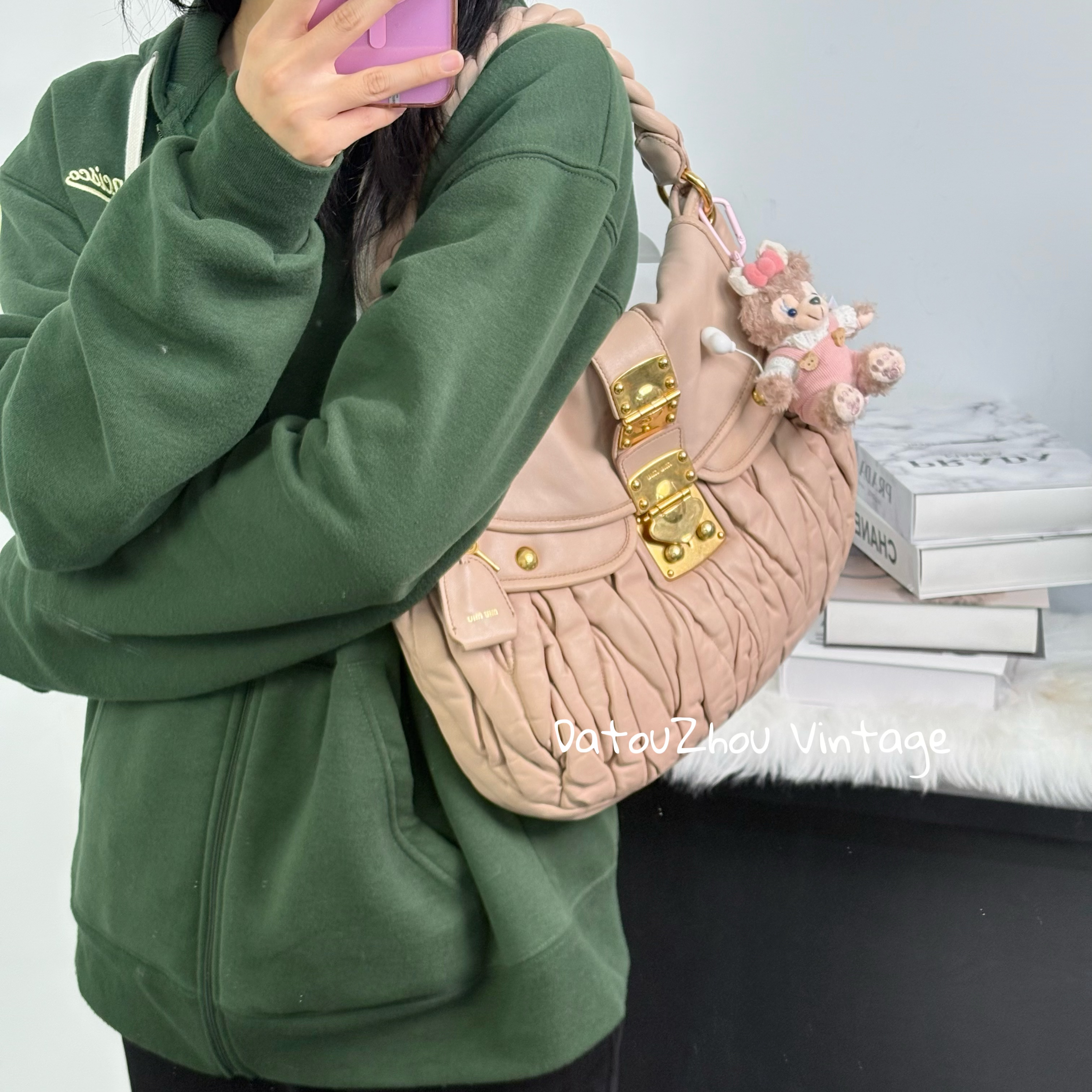 95新 MIU MIU/缪缪 粉金褶皱元宝手提单肩斜挎包li 