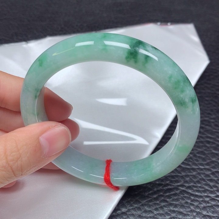 翡翠手镯未镶嵌。