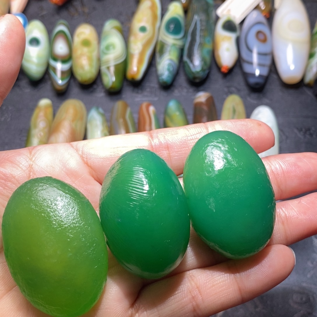 颈饰未镶嵌石英质玉豆*